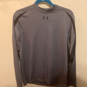 Men’s small loose underarmour top